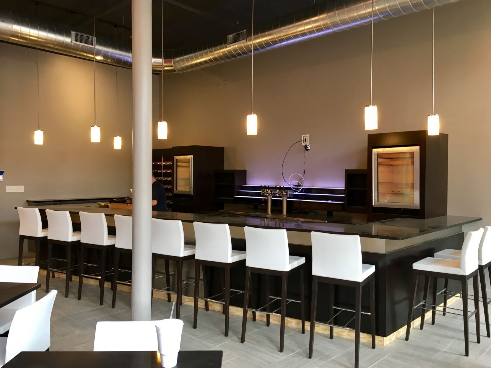 R Bar & Grille